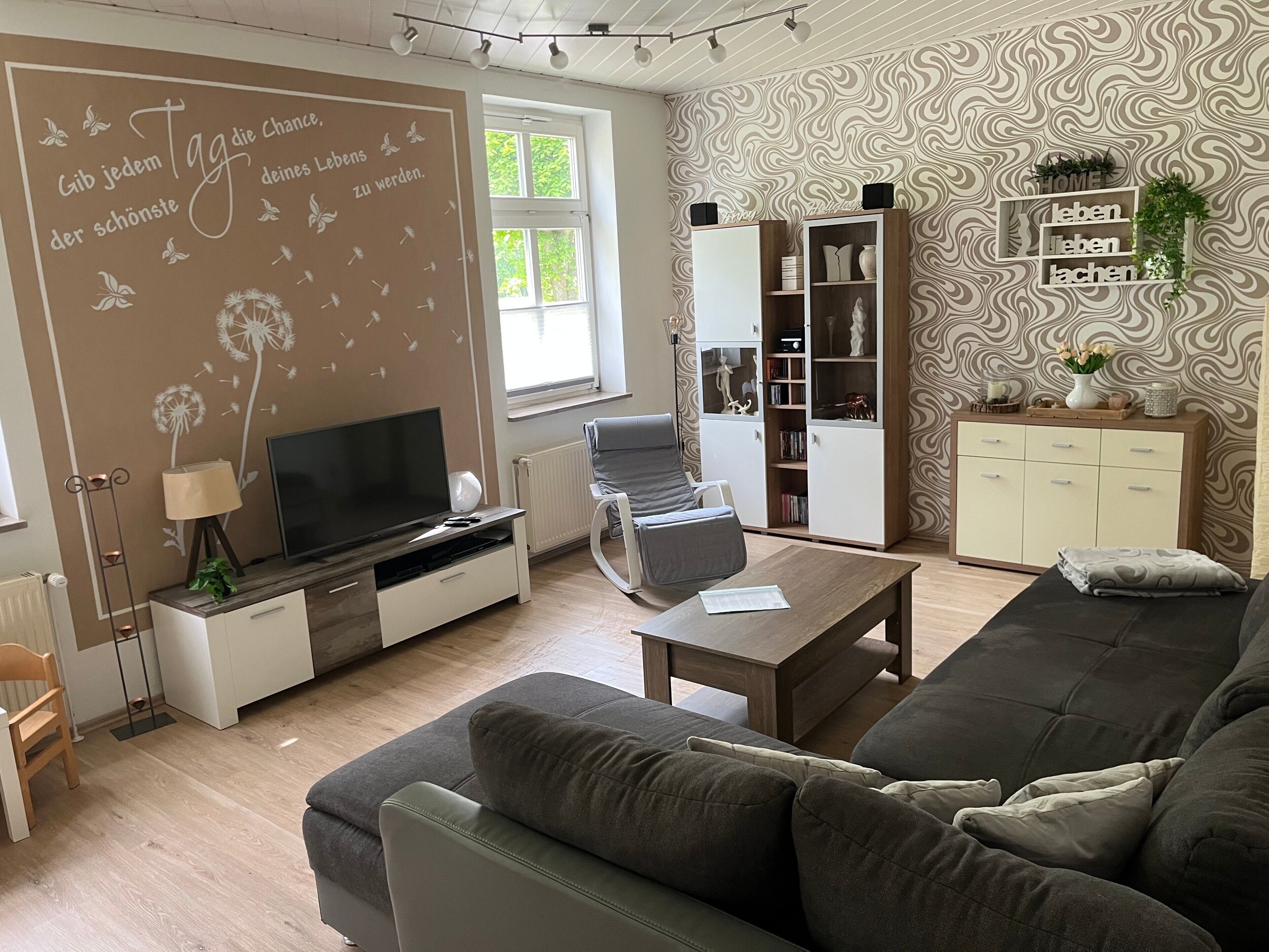 Tv, tv-spel, dvd-spelare och ett bordtennisbord