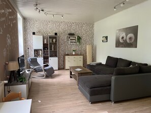 Una televisión, videojuegos, un reproductor de DVD