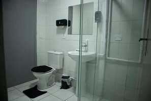 Chambre triple classique, vue sur la ville | Salle de bain