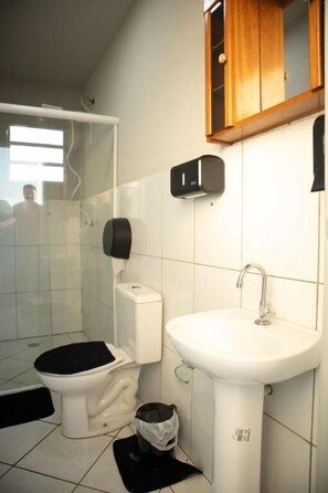 Comfort-Doppel- oder -Zweibettzimmer | Badezimmer