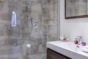 Shower, bidet, towels - Apartments Florence - Pandolfini Suite (Firenze)