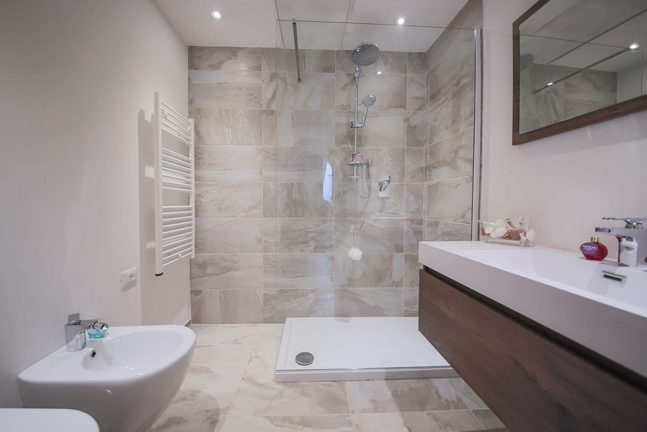 Shower, bidet, towels