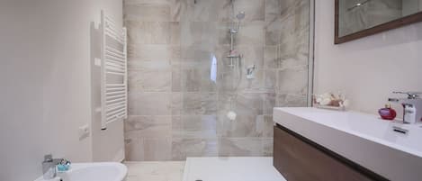 Douche, bidet, serviettes fournies