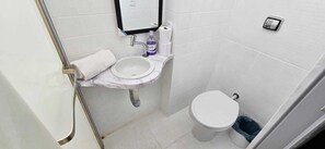 Shower, towels, soap, toilet paper - Copacabana Spacious for 8 | Subway 8 min | AC (Rio de Janeiro)