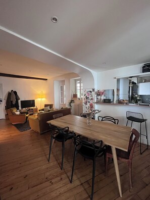 Dining - Vrbo Property (Pau)