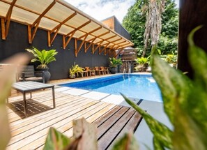 Una piscina al aire libre