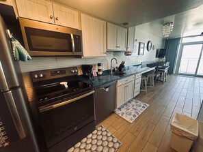 Fridge, microwave, oven, stovetop - Executive Pineapple Escape-Ocean View & Relaxation (Myrtle Beach)