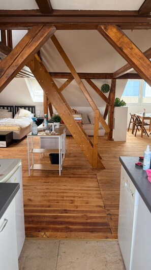 2 bedrooms, iron/ironing board, free WiFi, bed sheets - Cozy attic apartment main station/city (Nürnberg)