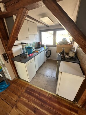 Fridge, oven, stovetop, dishwasher - Cozy attic apartment main station/city (Nürnberg)