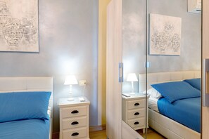 Tabla de planchar con plancha, wifi, ropa de cama