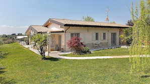 A two-story house with a tiled roof, a small garden, and a satellite dish. - Bardolino Golden Hill (Bardolino)