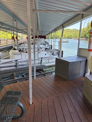 A covered boat dock with seating and a sauna area. - Quiet 2bd room condo with beautiful scenery in the heart of Branson (Branson)