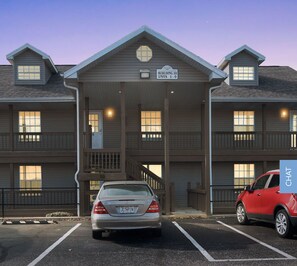 A multi-story building with a sign indicating 'BUILDING 10 UNITS 1-9.' - Quiet 2bd room condo with beautiful scenery in the heart of Branson (Branson)