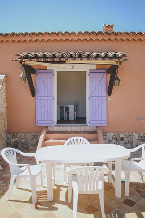 Outdoor dining - Vrbo Property (Saint-Raphaël)