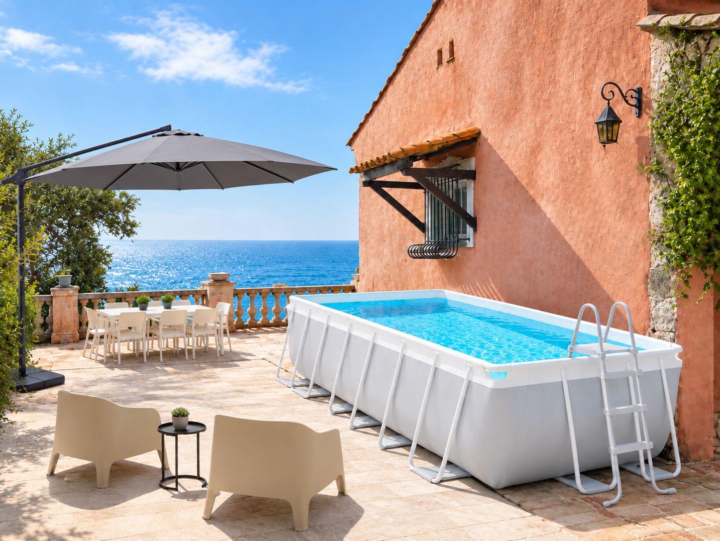 Un espace piscine extérieur avec vue sur la mer, une table avec des chaises et un fauteuil de relaxation.