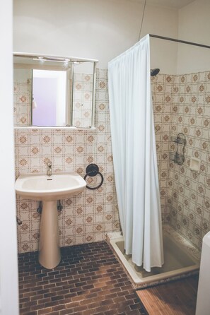 Hair dryer, towels, toilet paper - Vrbo Property (Saint-Raphaël)
