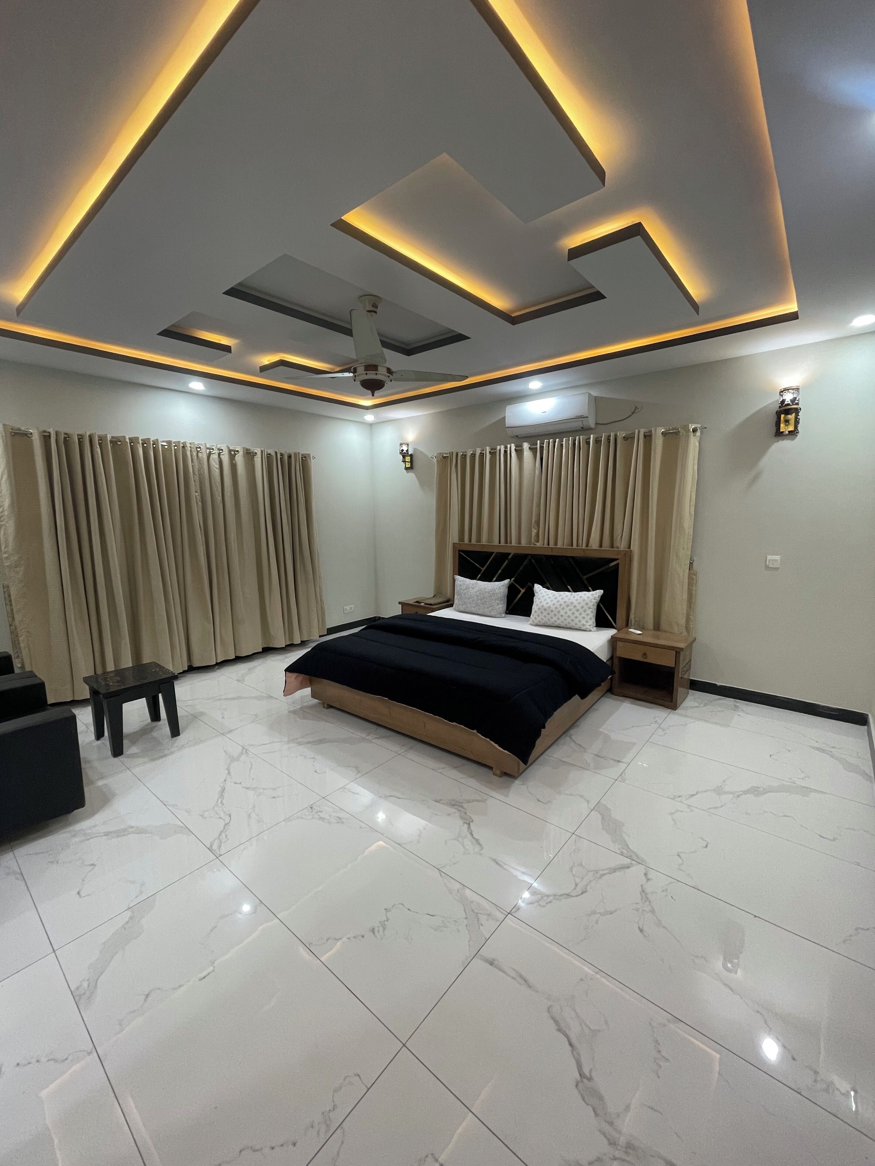 6 bedrooms, iron/ironing board, WiFi, bed sheets