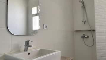 Chalet, 3 Bedrooms, Lagoon View | Bathroom