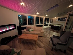 Smart TV, fireplace, video games, table tennis