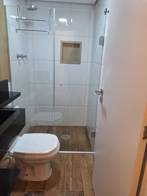A bathroom with a toilet, a shower enclosure, and a sink. - Modern apartment in Major Diogo: the heart of SP just a few steps away! (São Paulo)