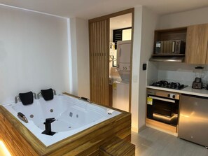 Una cocina moderna con estufa, horno y microondas integrados.