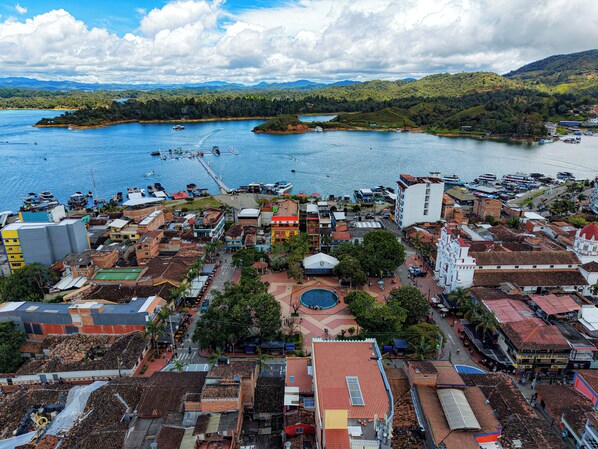 A coastal town with a marina, buildings with red-tiled roofs, and a central plaza. - Apartamento con Jacuzzi Parque Guatape Antioquia (Guatape)