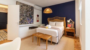 A modern bedroom with a large bed, bedside tables, a hanging light fixture, and a wall art piece. - adv010 (Rio de Janeiro)
