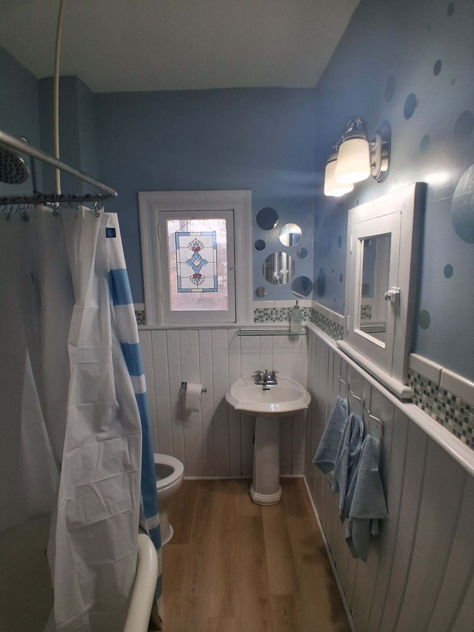 Sèche-cheveux, serviettes fournies, savon, papier toilette