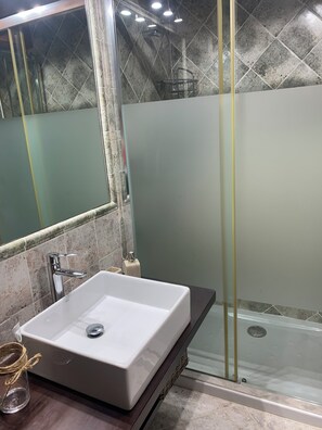 Secador de pelo, toallas, jabón, papel higiénico