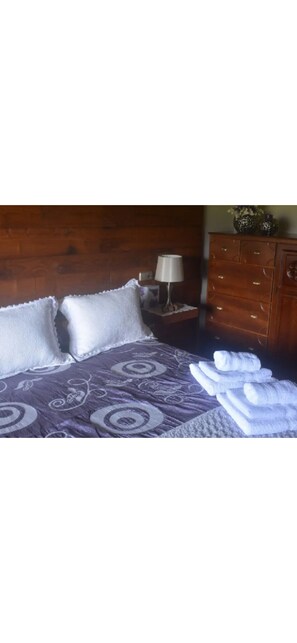 Tabla de planchar con plancha y ropa de cama 