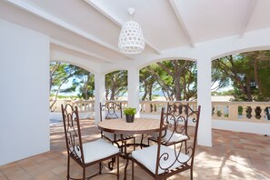 Outdoor dining - Sa torre villa con piscina molto vicino alla spiaggia e al centro città. (Es Pelats)