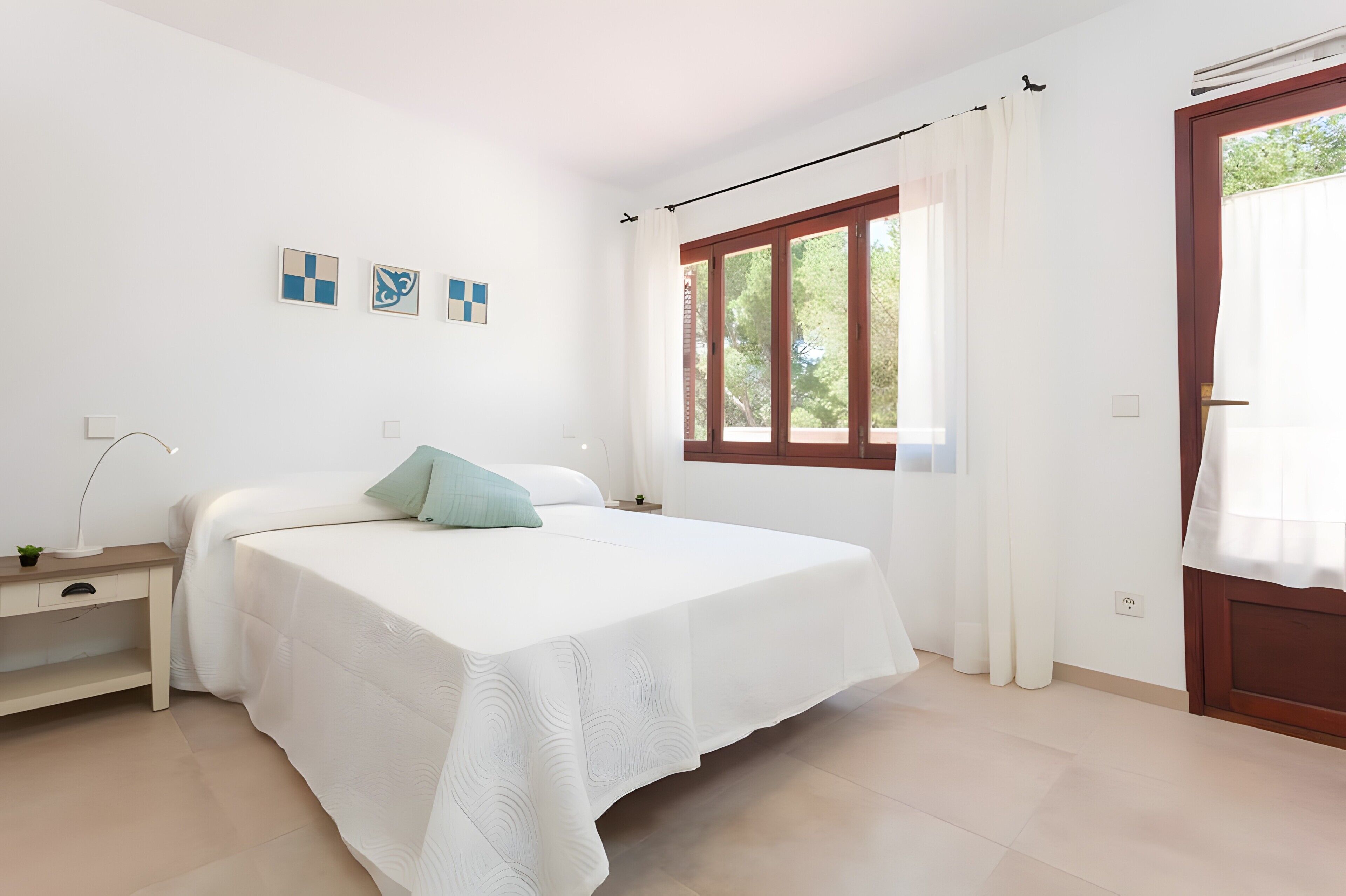Tabla de planchar con plancha, wifi, ropa de cama