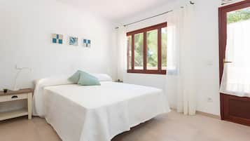 Tabla de planchar con plancha, wifi, ropa de cama