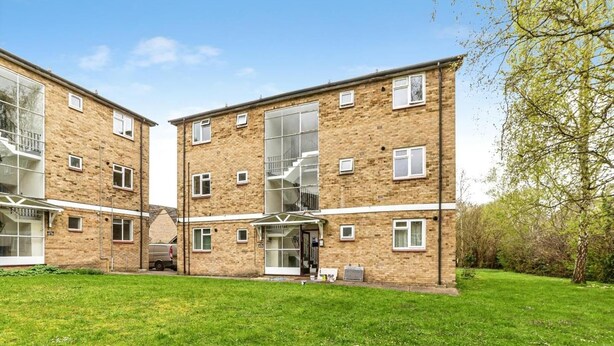 A two-story brick building with multiple windows, a central entrance, and a small parking area. - 2 Bed Flat - Sleeps 3 - Pets - Parking - Wifi (Oxford)