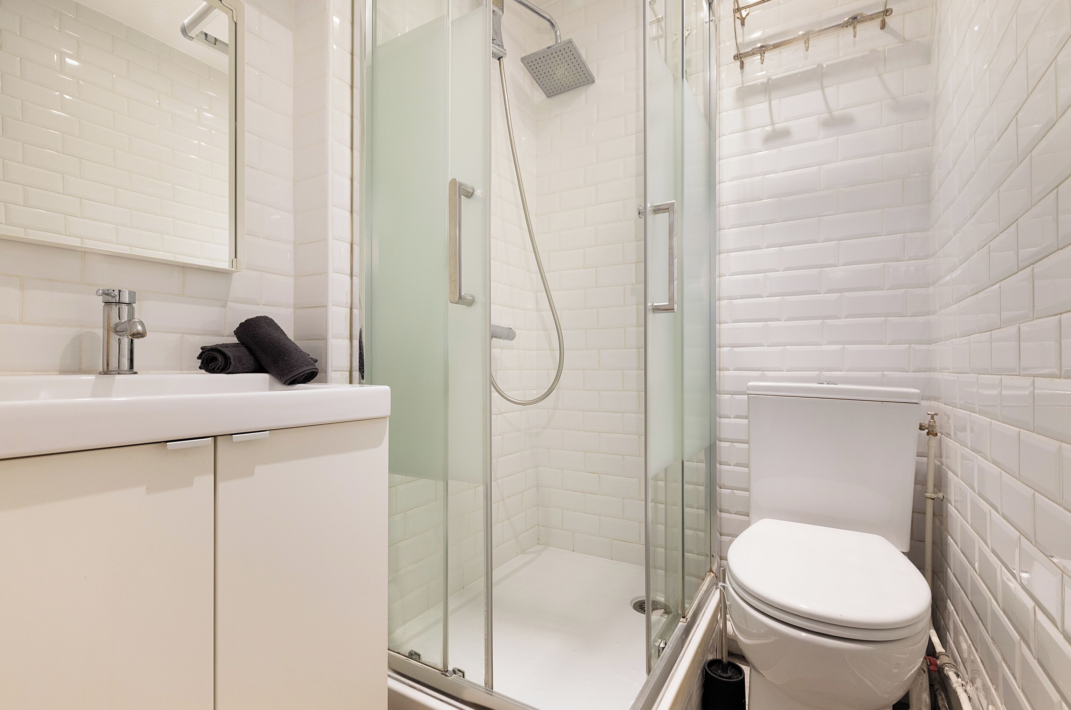 Douche, sèche-cheveux, serviettes fournies, savon