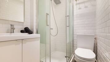 Douche, sĂšche-cheveux, serviettes fournies, savon