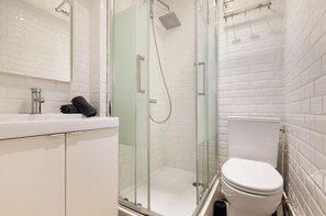 Douche, sèche-cheveux, serviettes fournies, savon
