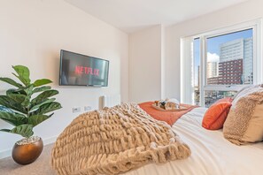 Tabla de planchar con plancha, wifi, ropa de cama