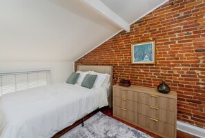 Een strijkplank/strijkijzer, internet, beddengoed