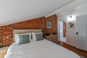 Tabla de planchar con plancha, acceso a internet y ropa de cama 