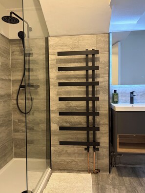 Hair dryer, towels, soap, toilet paper - Bright Spacious 2BR | Prime Central Brighton Stay | Ideal for Family & Business (Brighton and Hove)