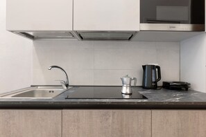 Frigorífico, microondas, placa de cocina y cafetera o tetera