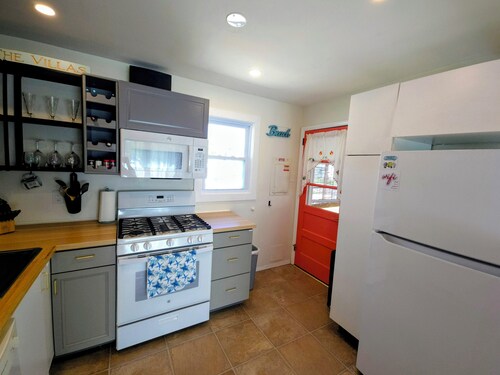 2/3-bdrm home in the sunset capital of the world! Close to Cape May and Wildwood