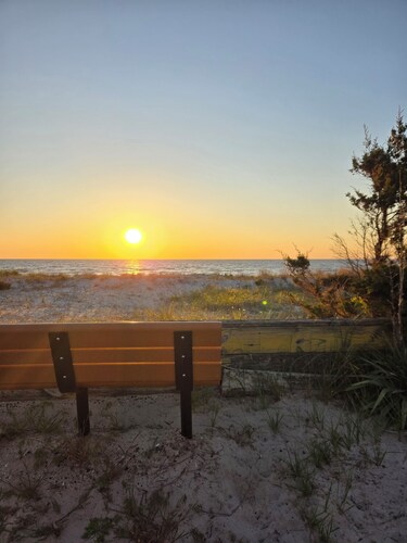 2/3-bdrm home in the sunset capital! Close to Cape May and Wildwood! EV charger