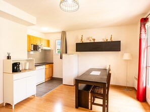 Kühlschrank, Geschirrspüler, Wasserkocher mit Kaffee-/Teezubehör