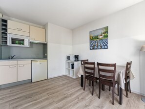 Fridge, microwave, coffee/tea maker, electric kettle - Charming apartment for 4 people - near the sea (Grasse)