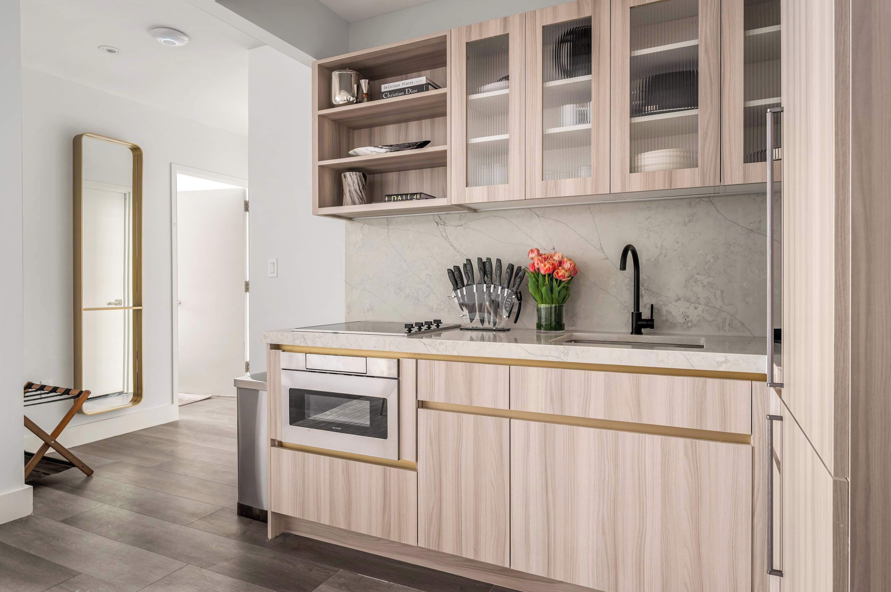Réfrigérateur, four à micro-ondes, surface de cuisson, lave-vaisselle
