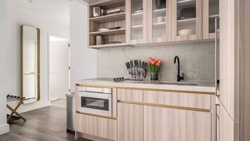 Réfrigérateur, four à micro-ondes, surface de cuisson, lave-vaisselle