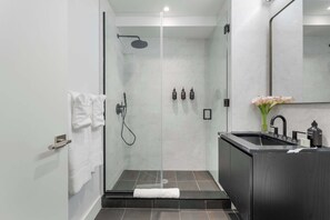 Een douche, een haardroger, shampoo