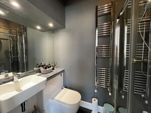 Douche, sèche-cheveux, serviettes fournies, savon